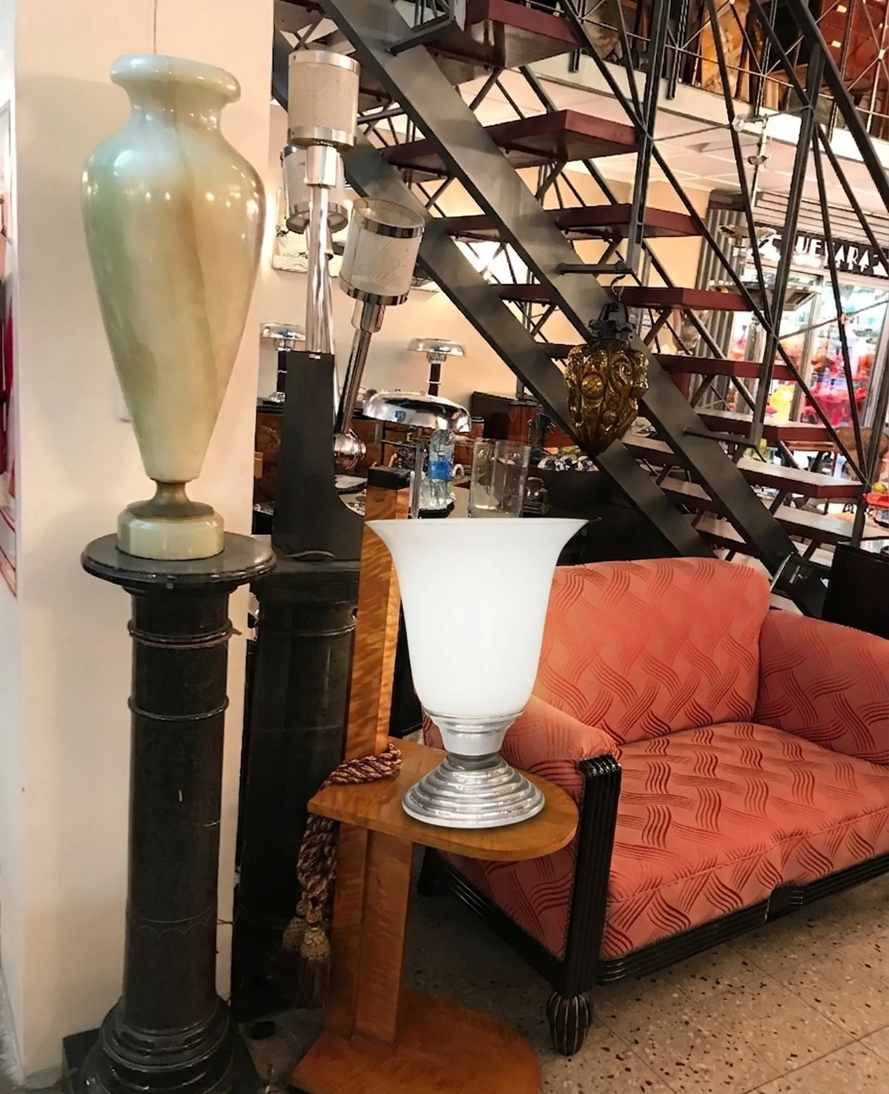 lampada da tavolo antica bianca su tavolo in legno