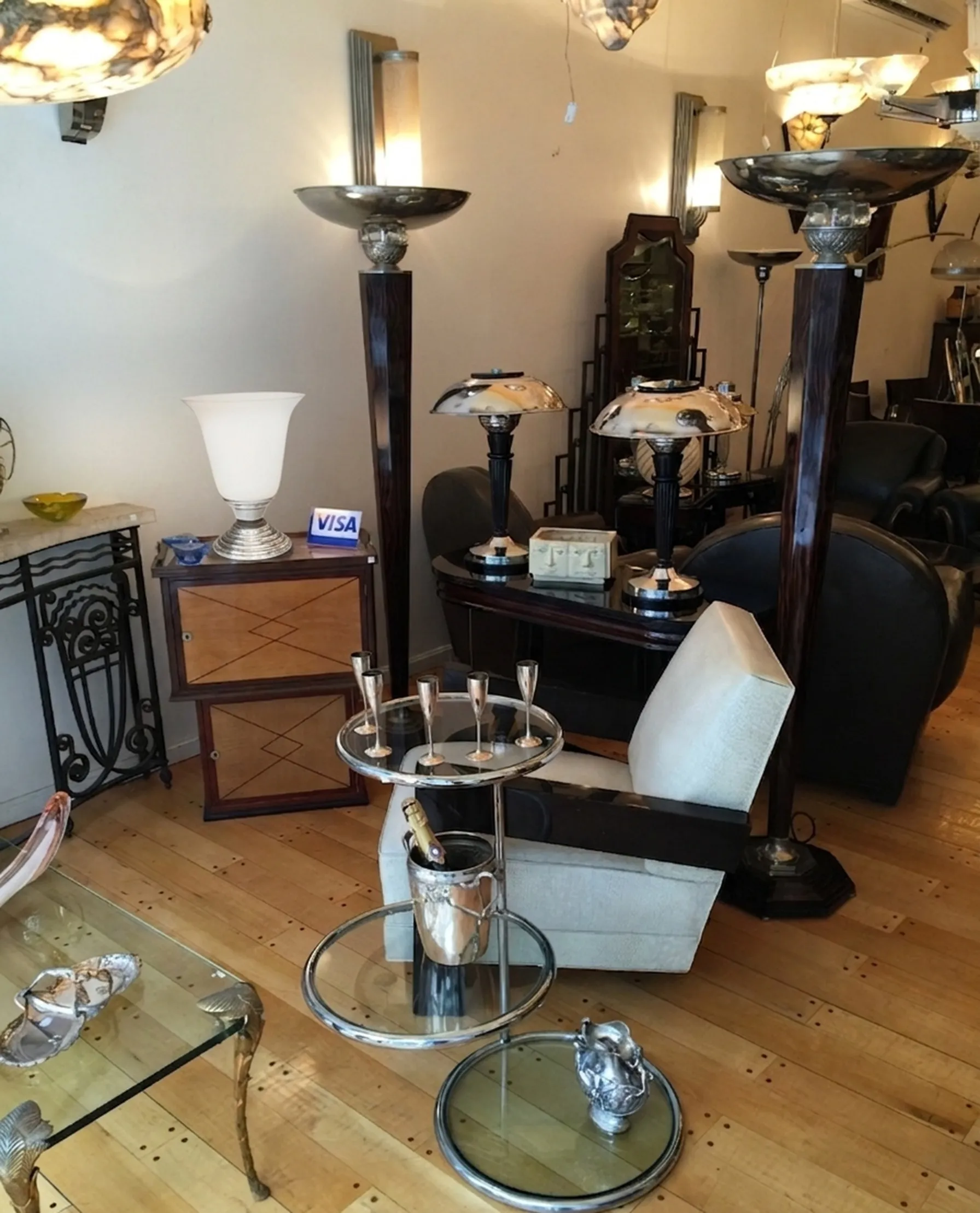 lampada da tavolo antica con base elegante in un ambiente accogliente