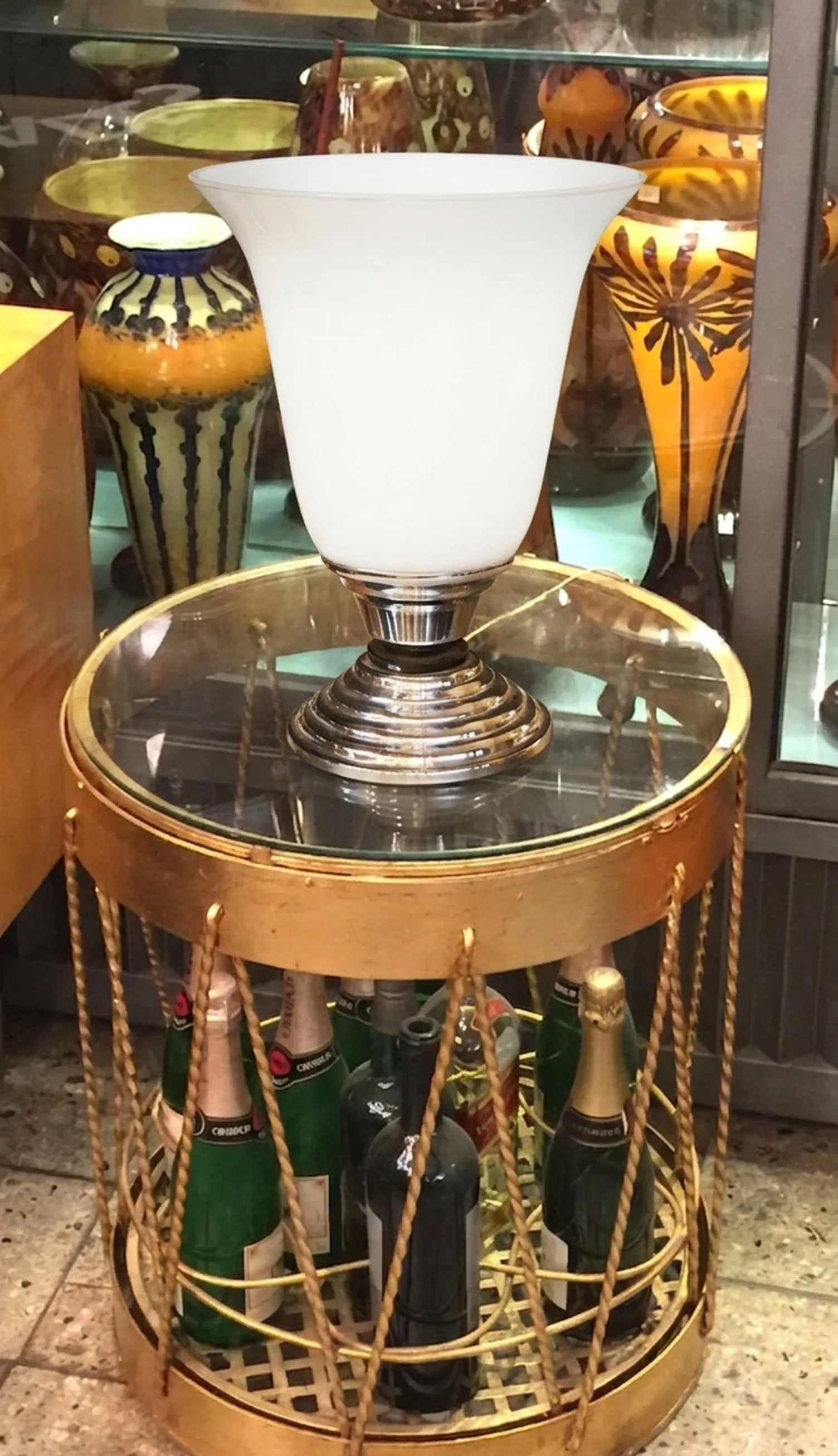 Luminária de mesa antiga com base prateada e detalhe em vidro.