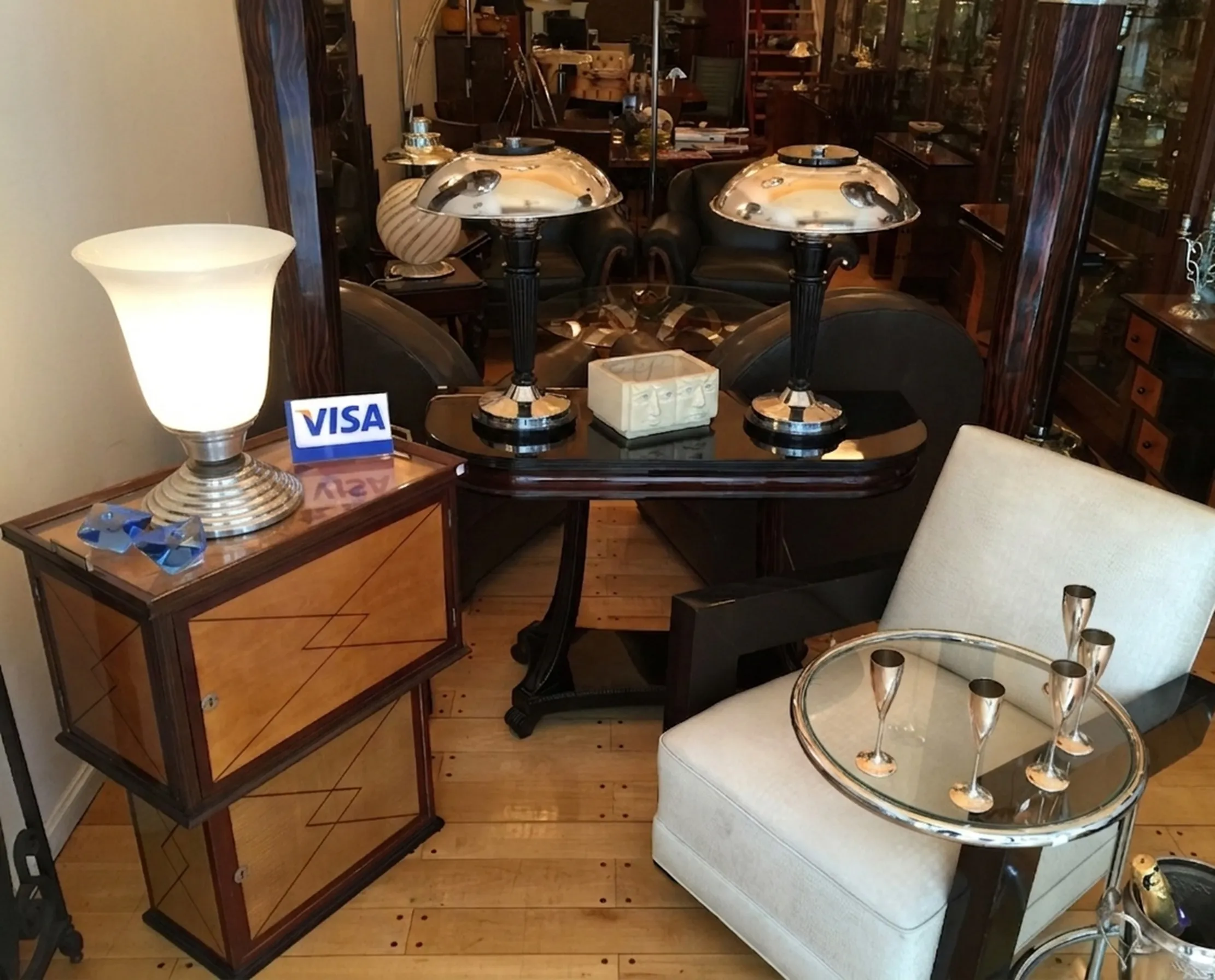 Antigua lámpara de mesa con diseño elegante en la habitación