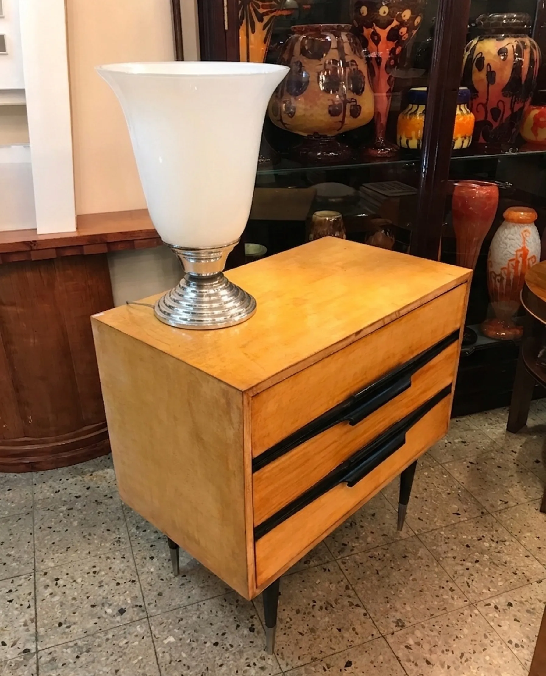 lampe de bureau ancienne avec base en metal et abat-jour blanc sur une table en bois