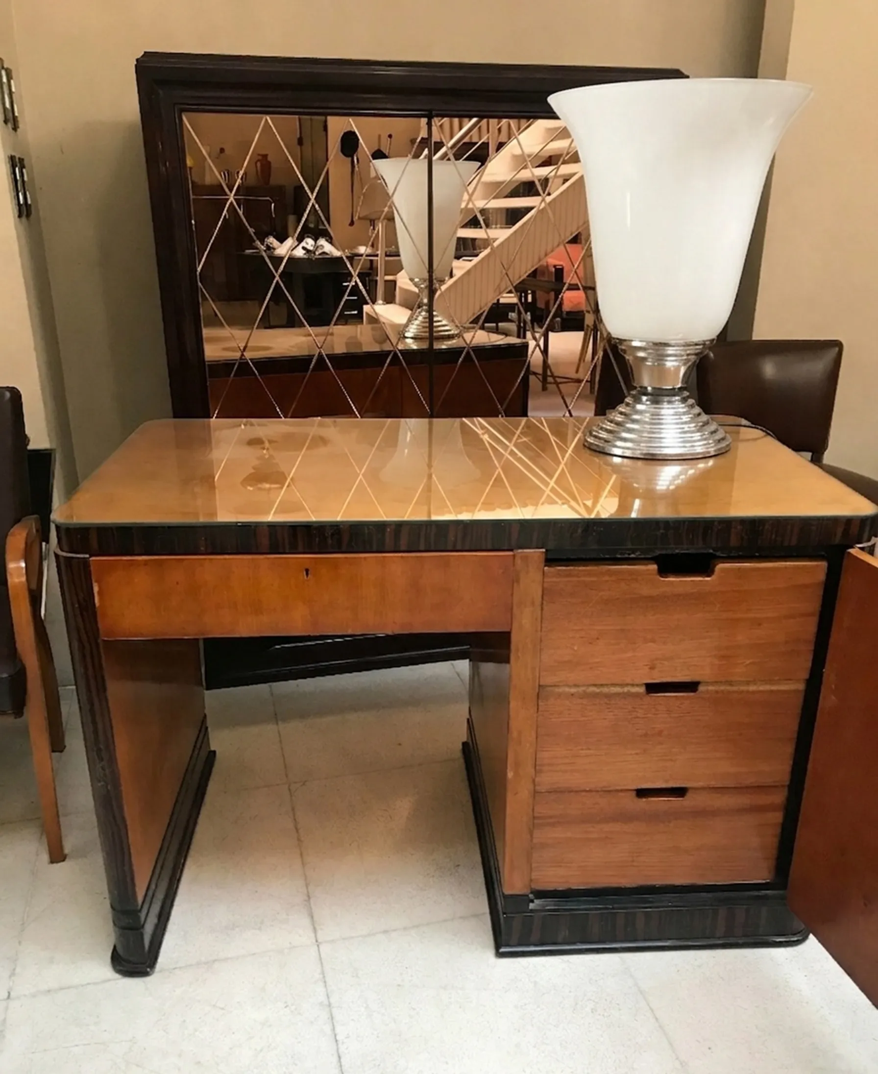 Lampada da tavolo antica, design elegante con base cromata e paralume in vetro.