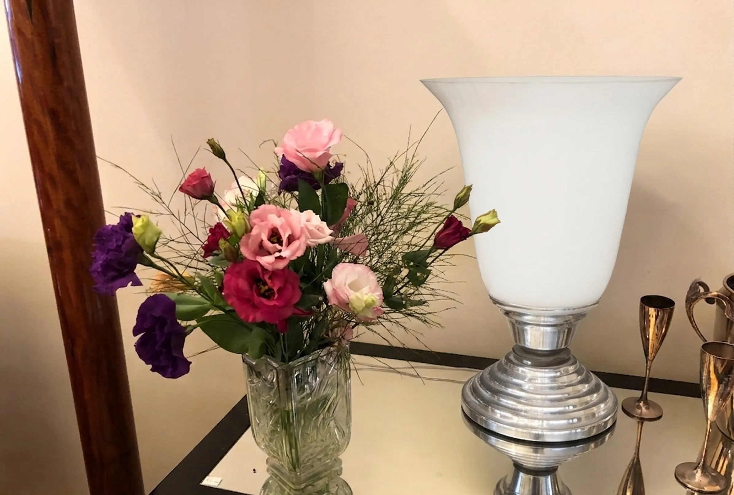 Antike Tischlampe mit eleganter Form und buntem Vase