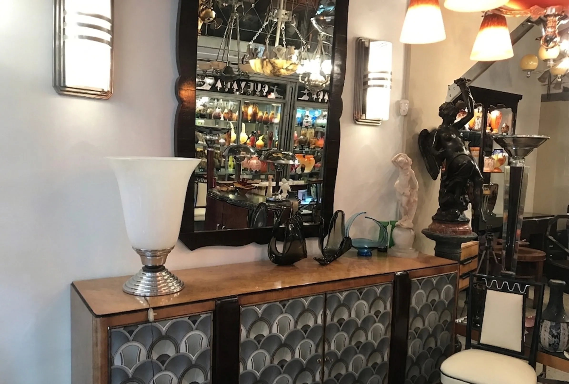 lampe de bureau antique avec base en argent et abat-jour blanc dans un cadre classique