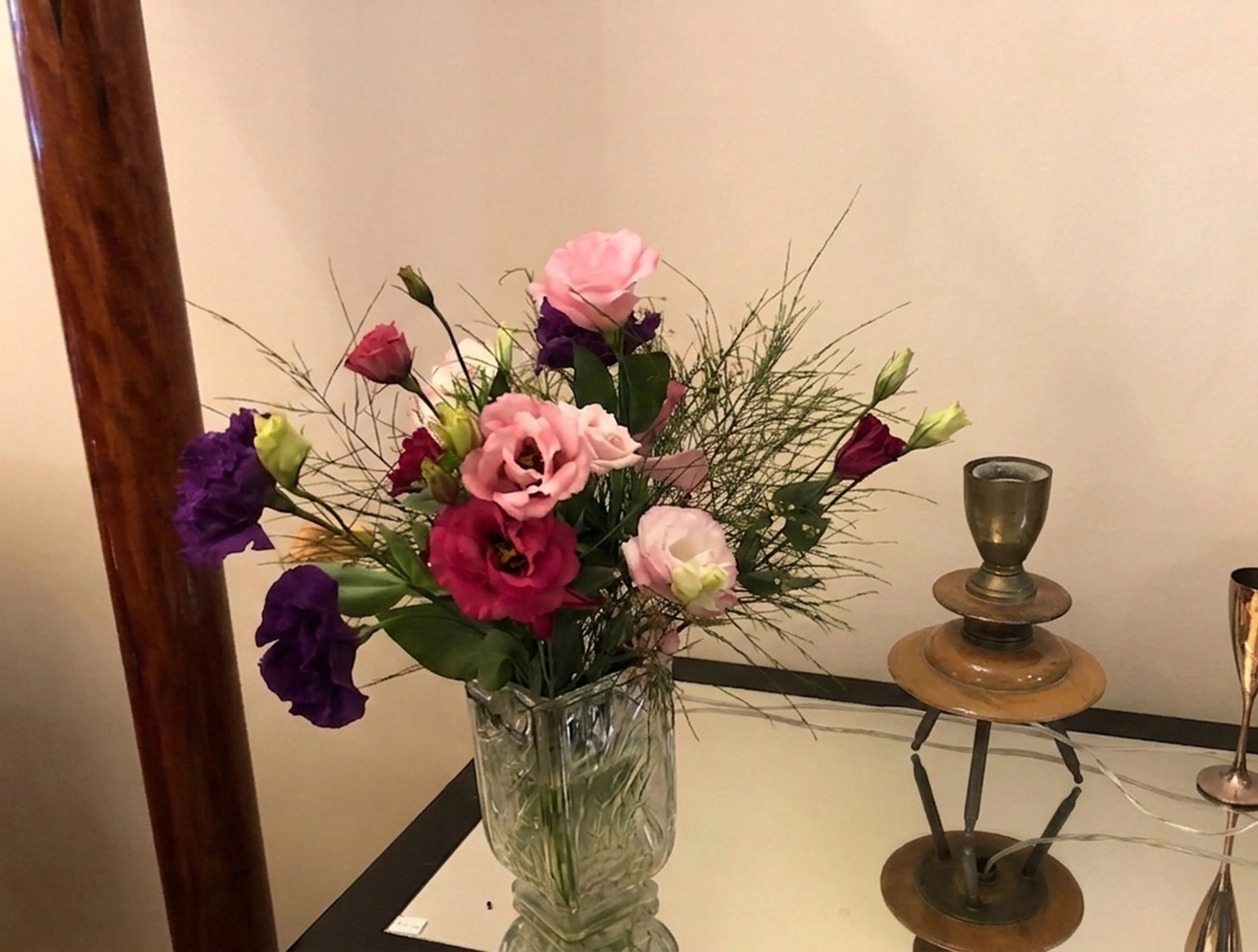 Hermosa lámpara de mesa antigua en un entorno acogedor