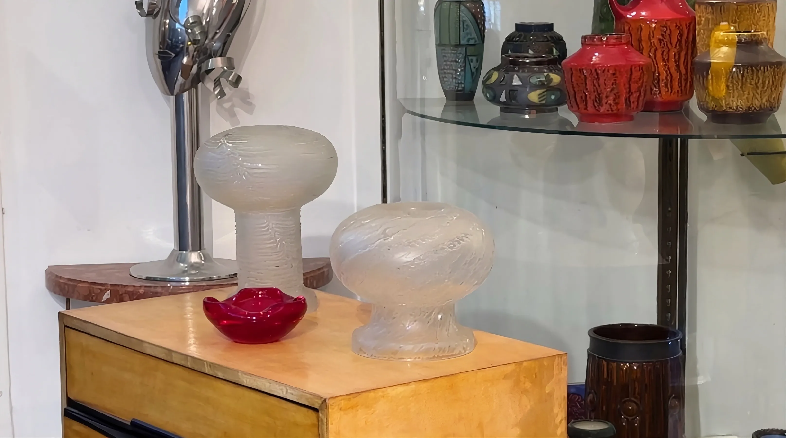 lampara de mesa antiga em forma de globo em ambiente decorativo