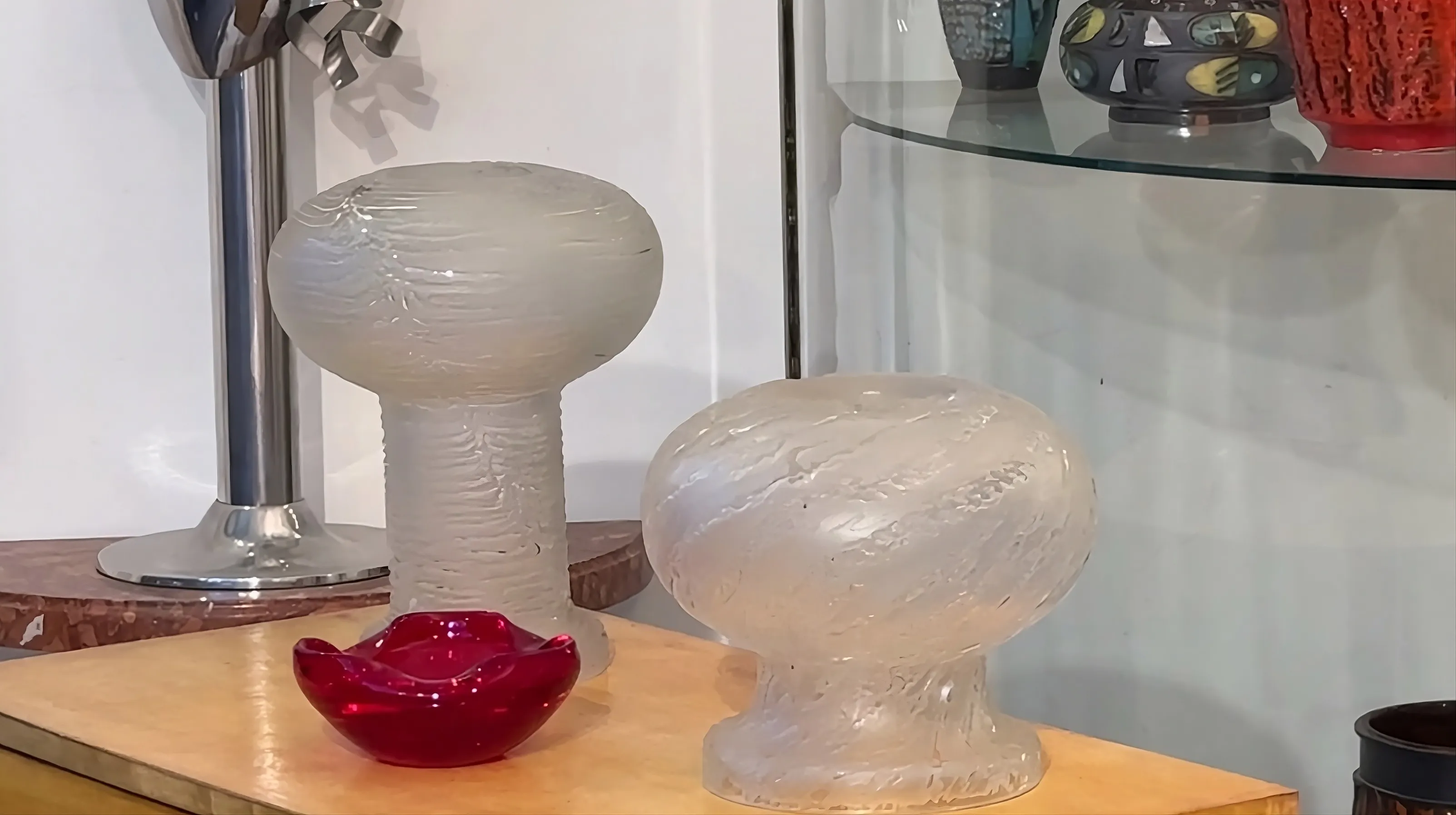 lampe de bureau ancienne dans un cadre décoratif avec d'autres objets