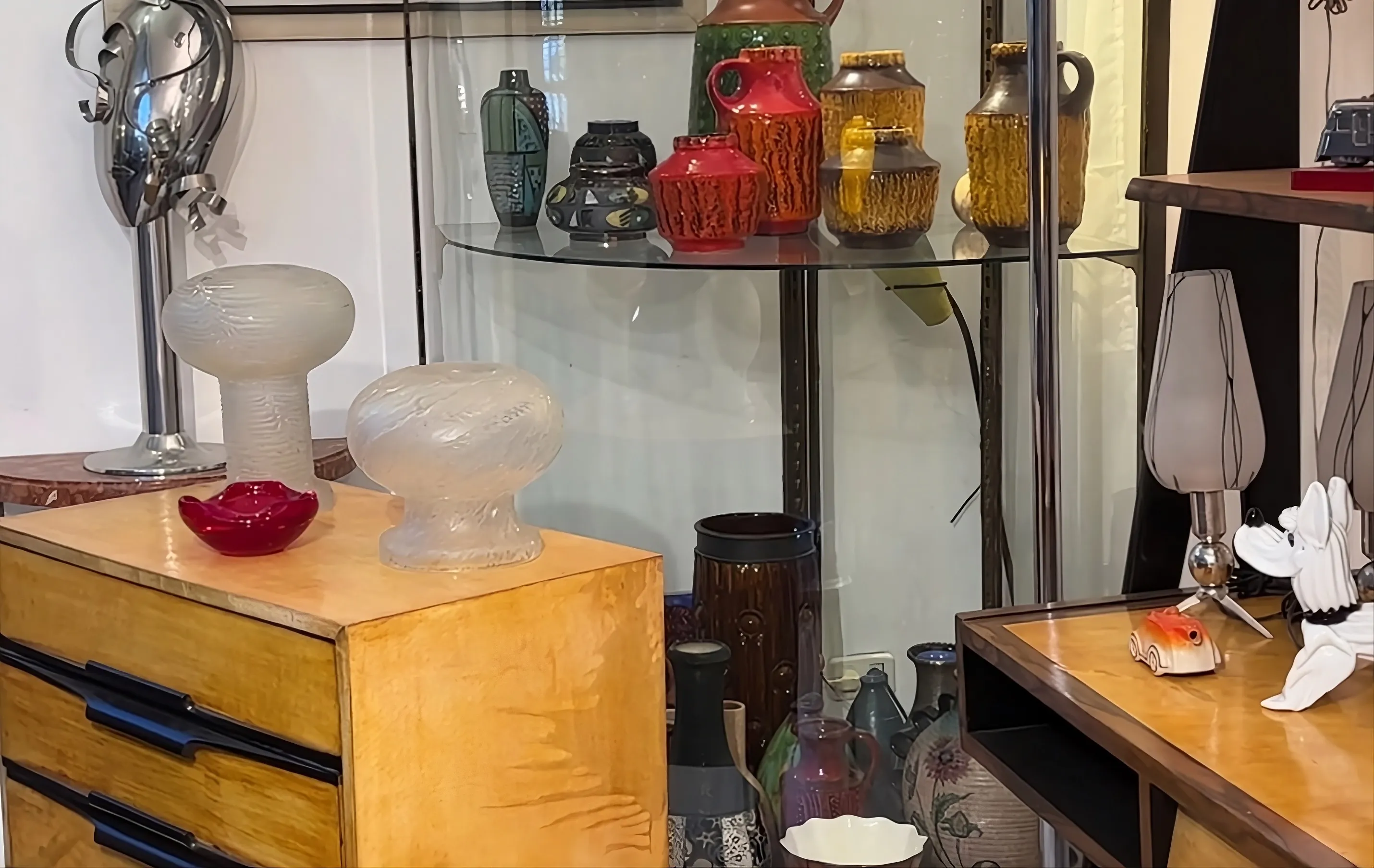 luminária de mesa antiga com um design atraente, vários objetos decorativos ao fundo