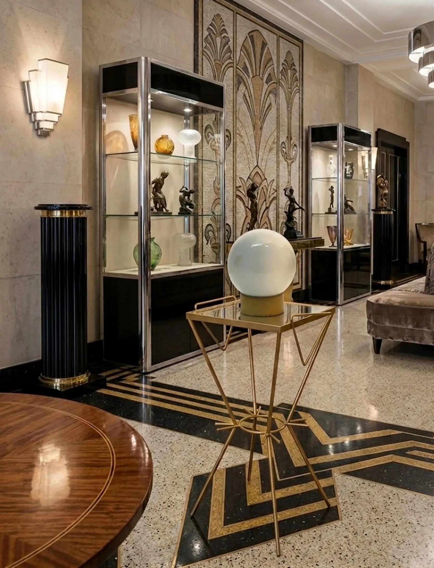 Lampada da tavolo antica con forma sferica in un ambiente elegante