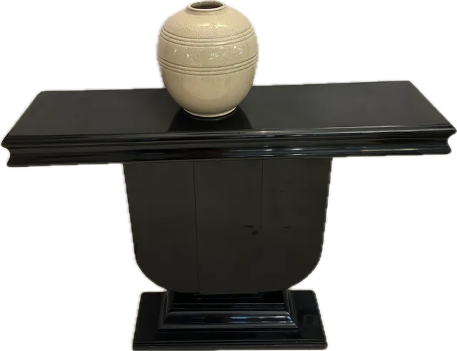 위에 꽃병이 있는 고전적인 콘솔 테이블 두 개