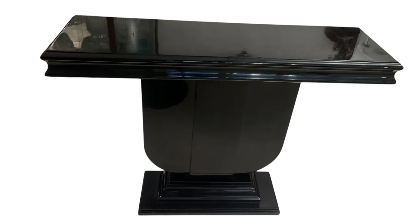 deux consoles anciennes au design élégant dans un cadre décoratif