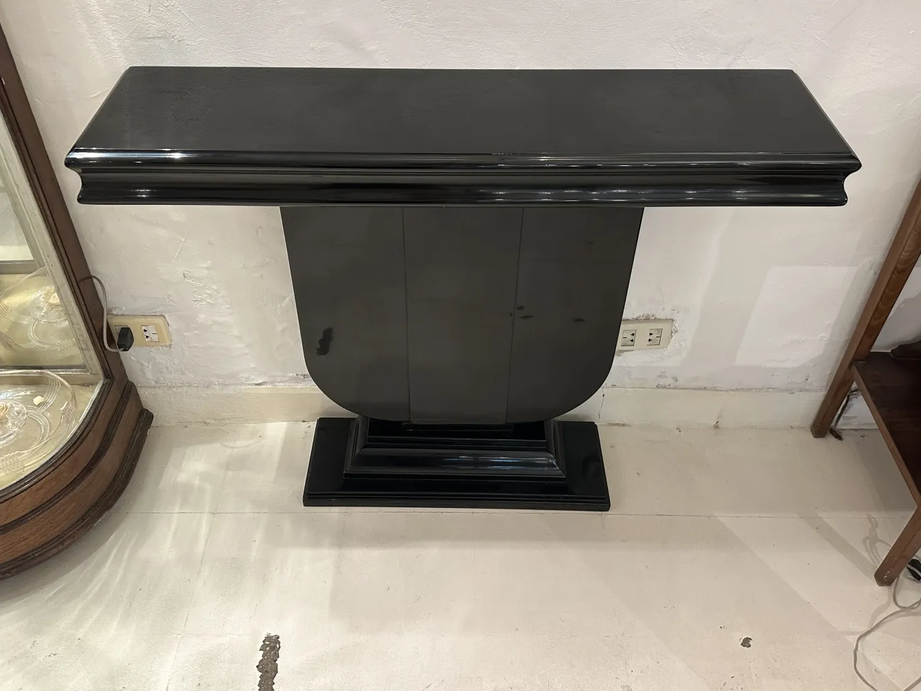 zwei elegante antike Art Deco Konsolen mit glatter Oberfläche