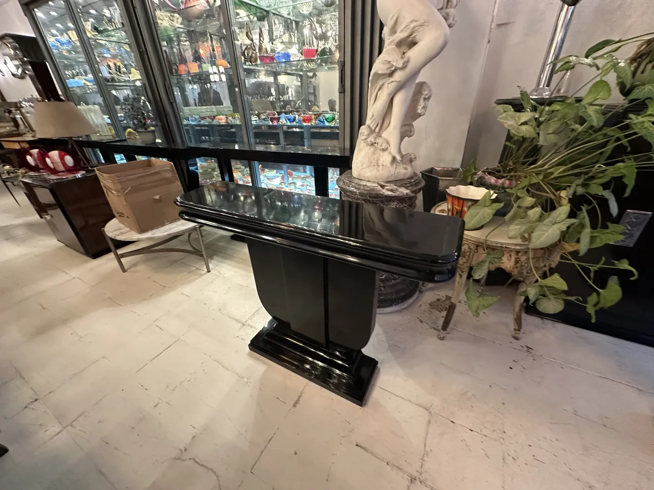 deux anciennes consoles dans un cadre décoratif