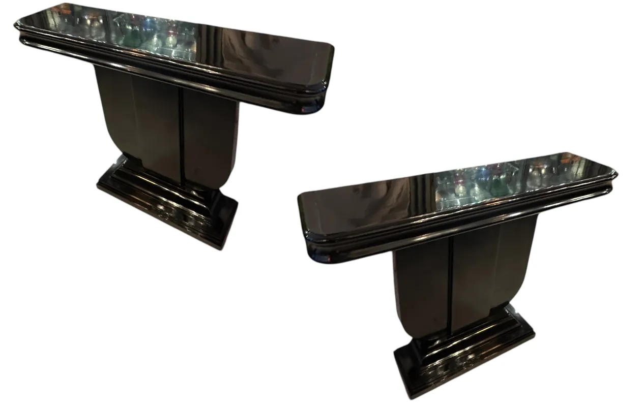 duas consolas antigas com design elegante art deco.