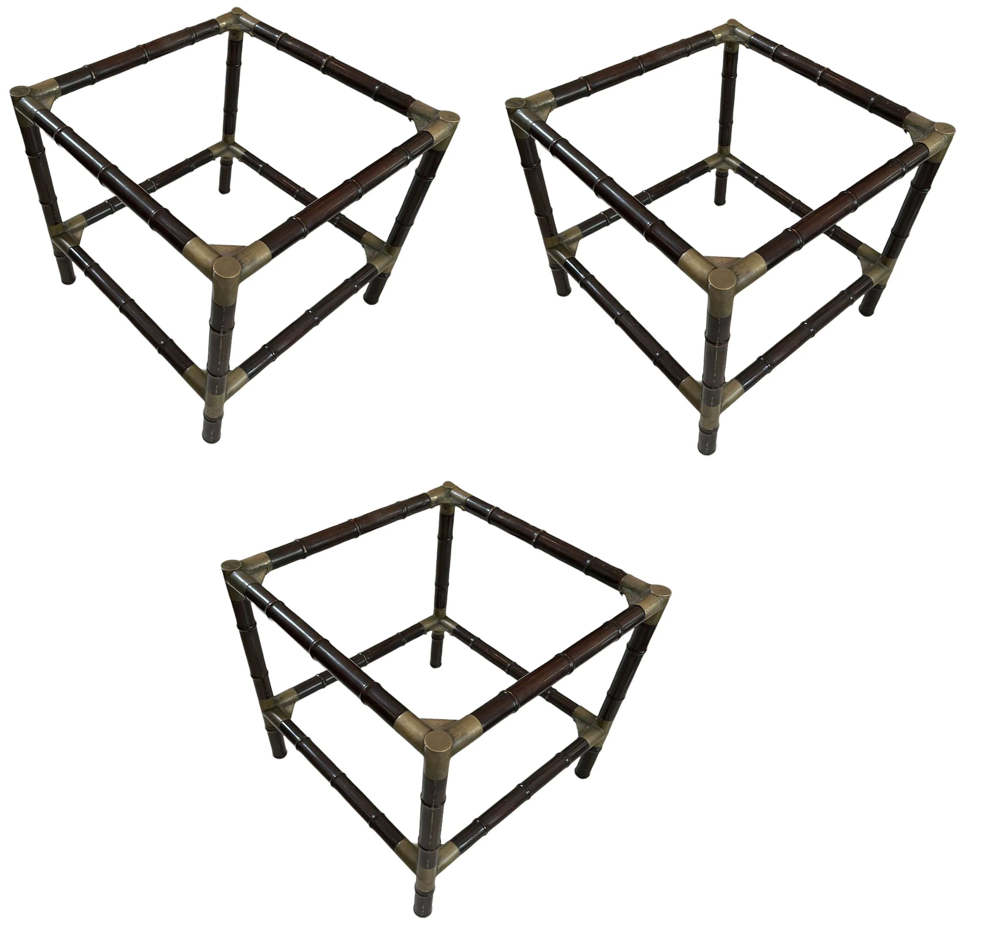 Trois tables basses carrées d'antiquités avec des détails en laiton. Fond blanc.