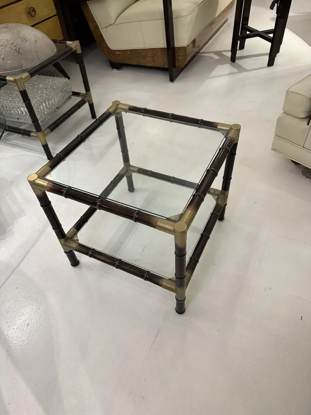 3 tables basses anciennes avec un design distinctif et des détails élégants dans un cadre accueillant