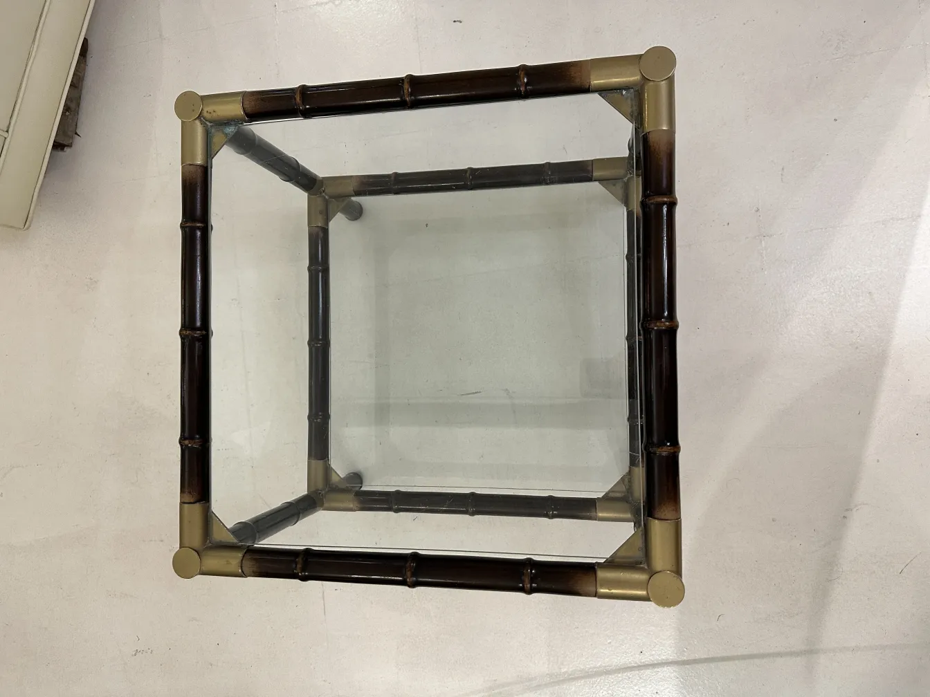 Mesa de centro antiga quadrada com design simples, perfeita para sala de estar.