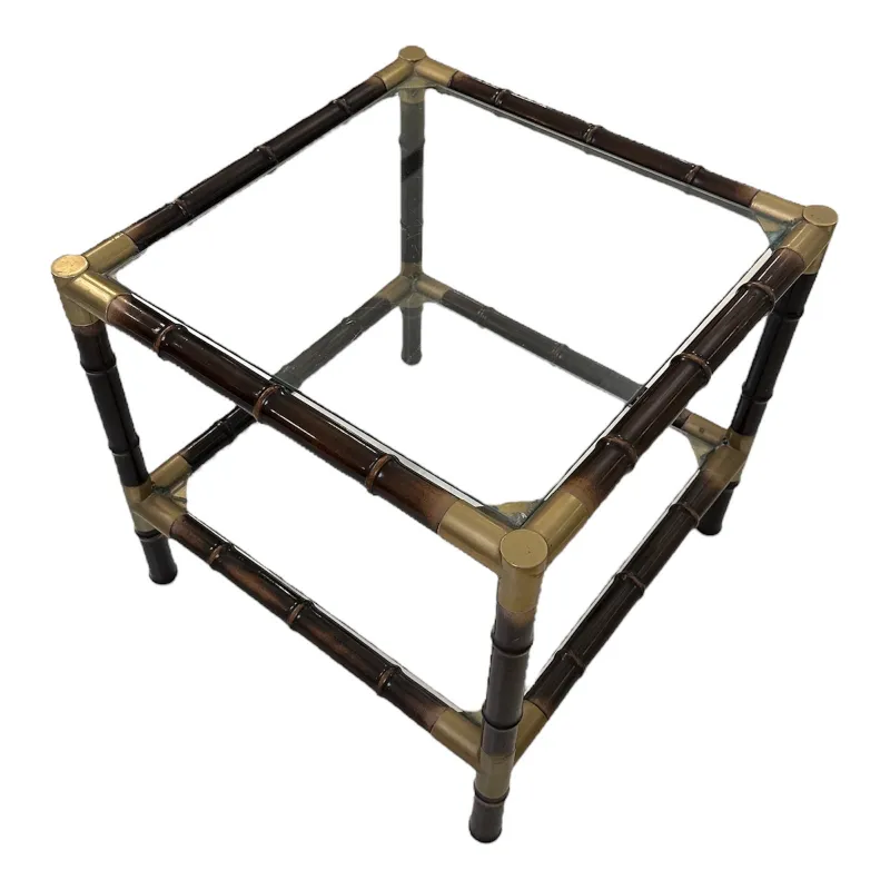 Antiker Couchtisch mit elegantem Design und dekorativen Beinen.