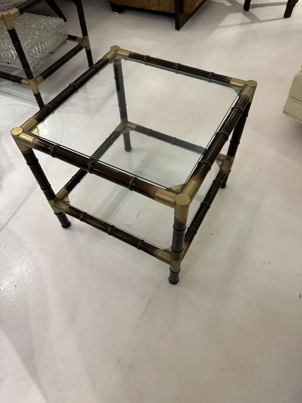 Table basse ancienne avec structure simple et verre