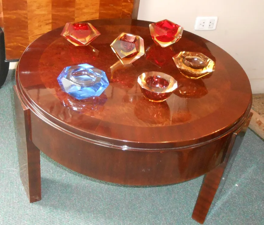 table basse antique avec des bols décoratifs en verre