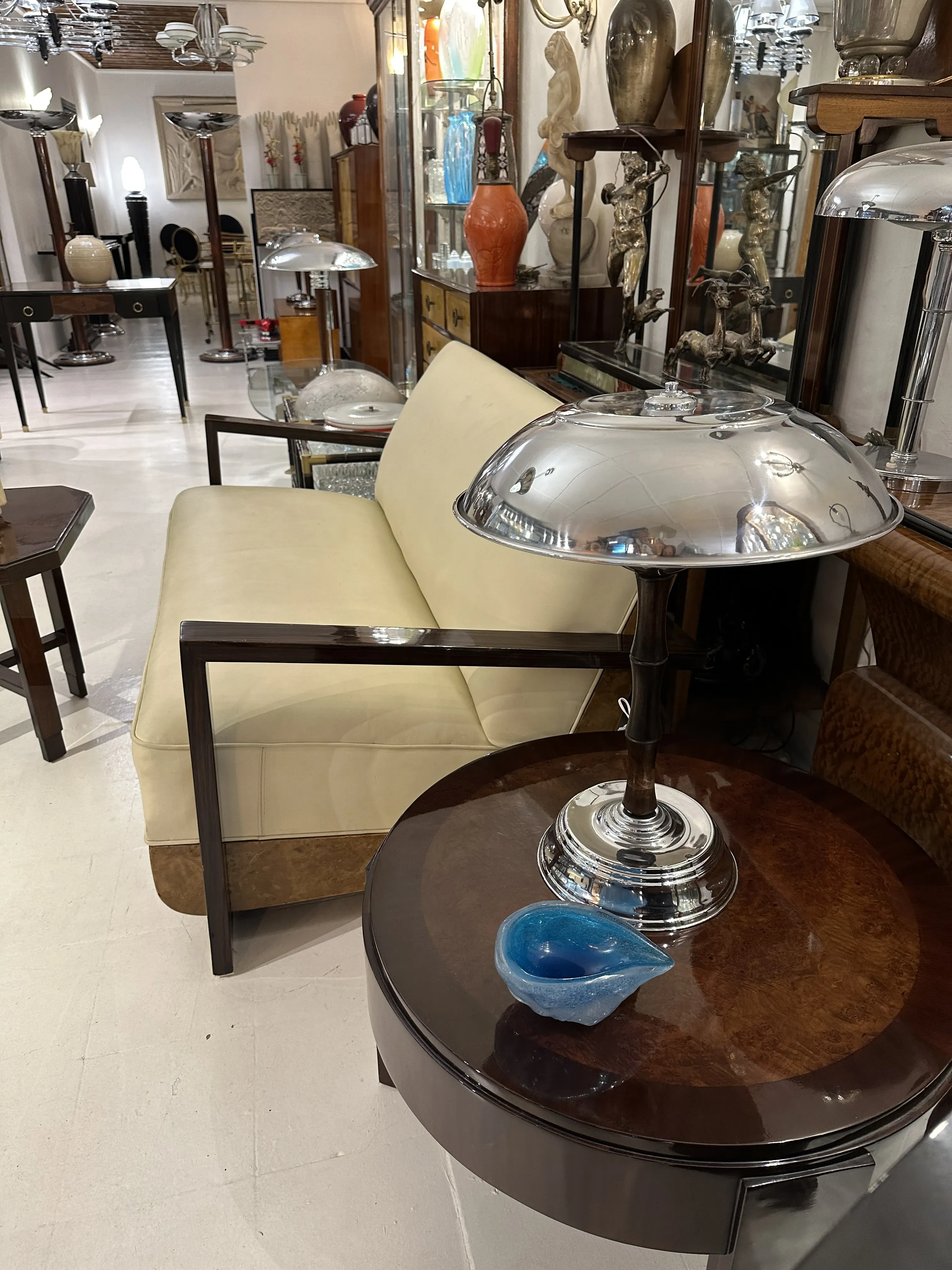 Due tavolini da caffè antichi con design elegante in un ambiente raffinato con decorazioni