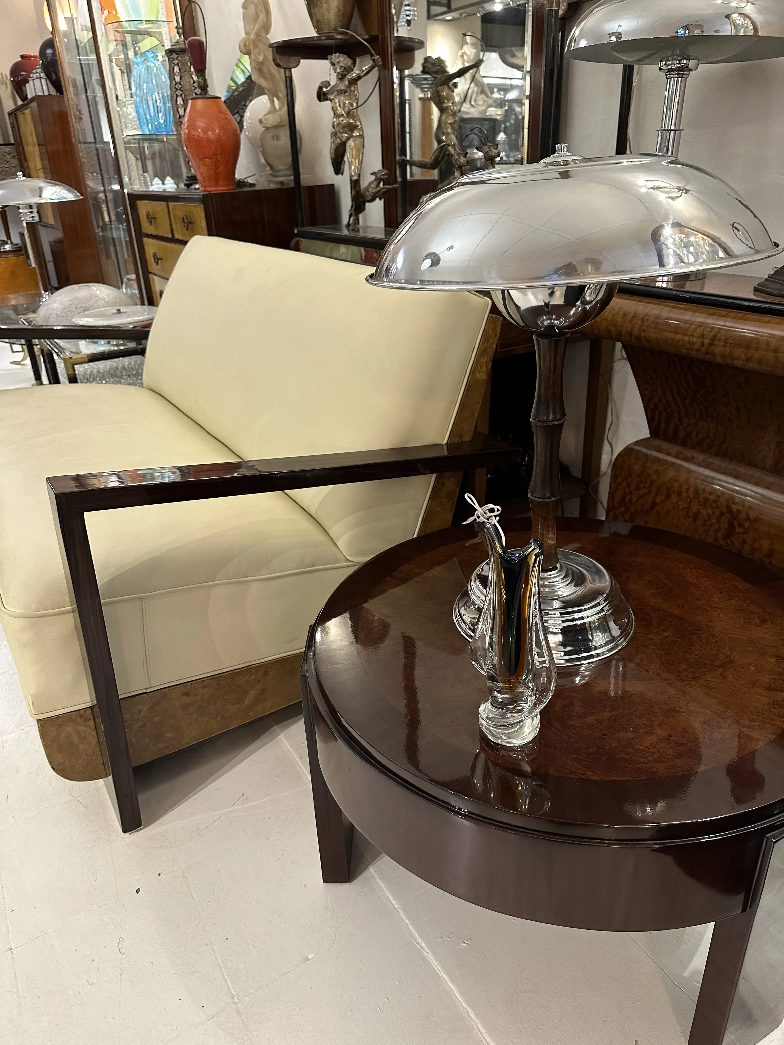 Antiquariato, 2 tavolini da caffè con dettagli decorativi