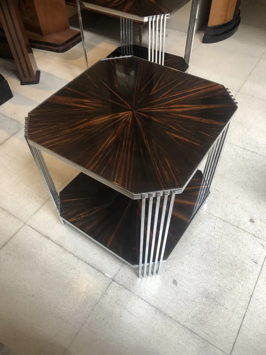 장식된 환경에 있는 오래된 테이블 2개의 이미지