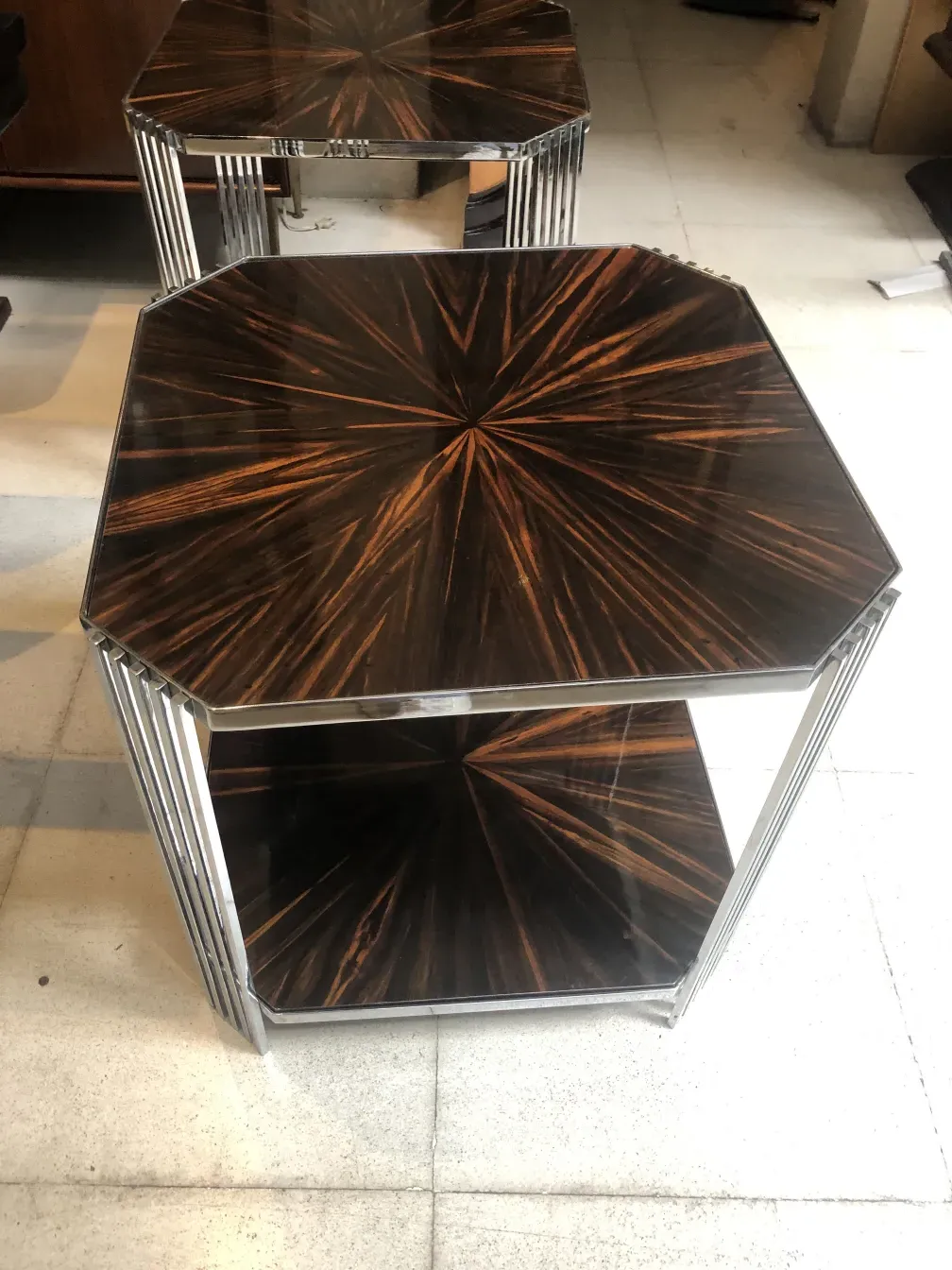 Deux petites tables antiques avec design décoratif dans le cadre