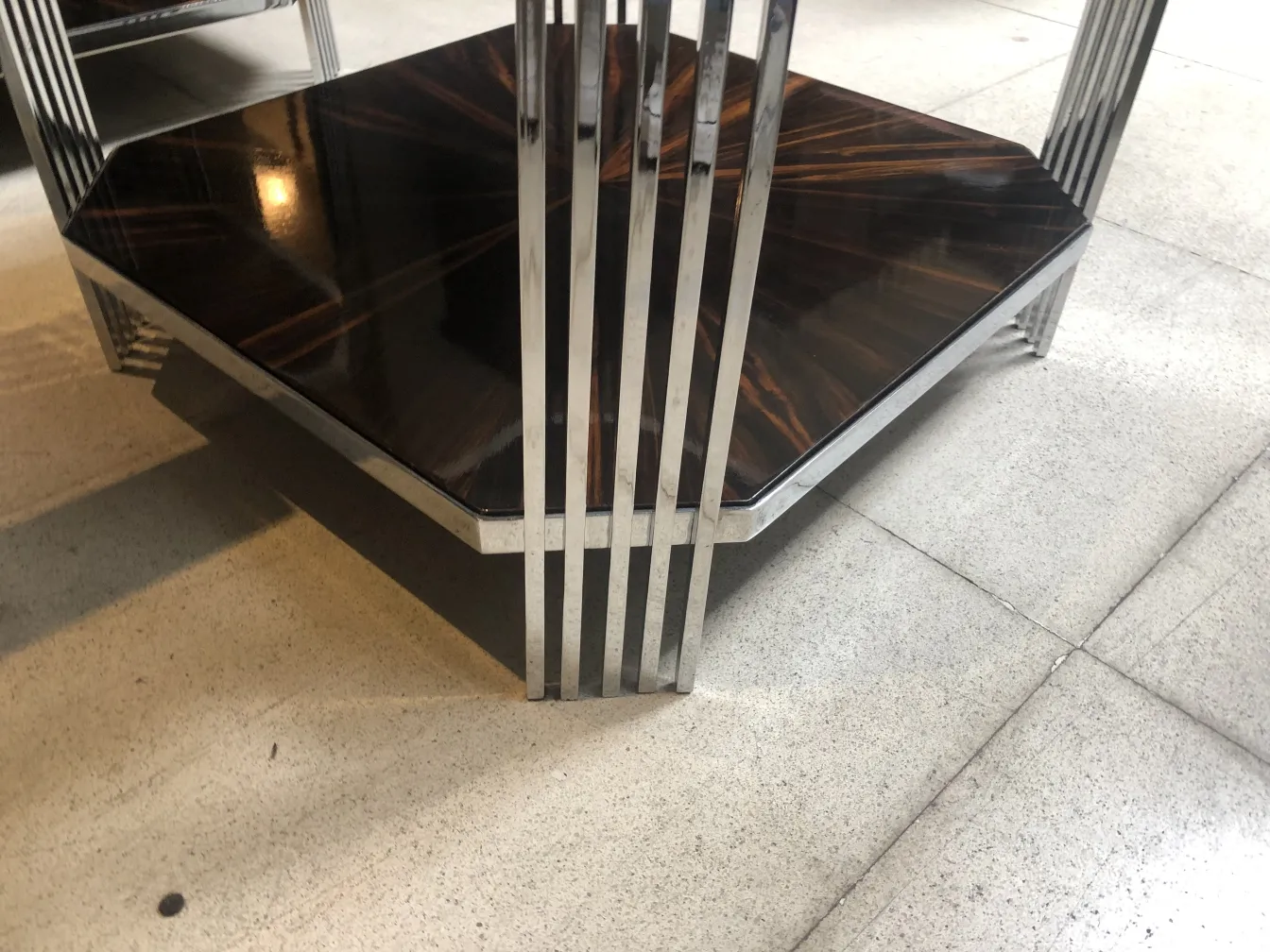 Vue de 2 petites tables anciennes avec design élégant dans un cadre minimaliste