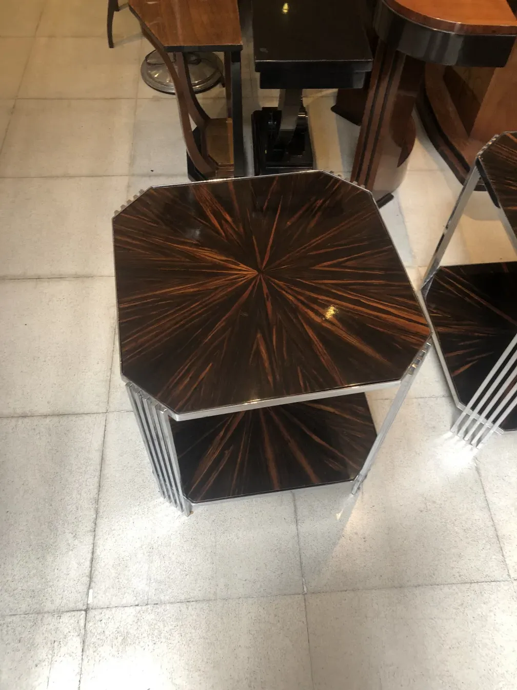 Zwei antike kleine Tische mit dekorativem Design in einem Raum