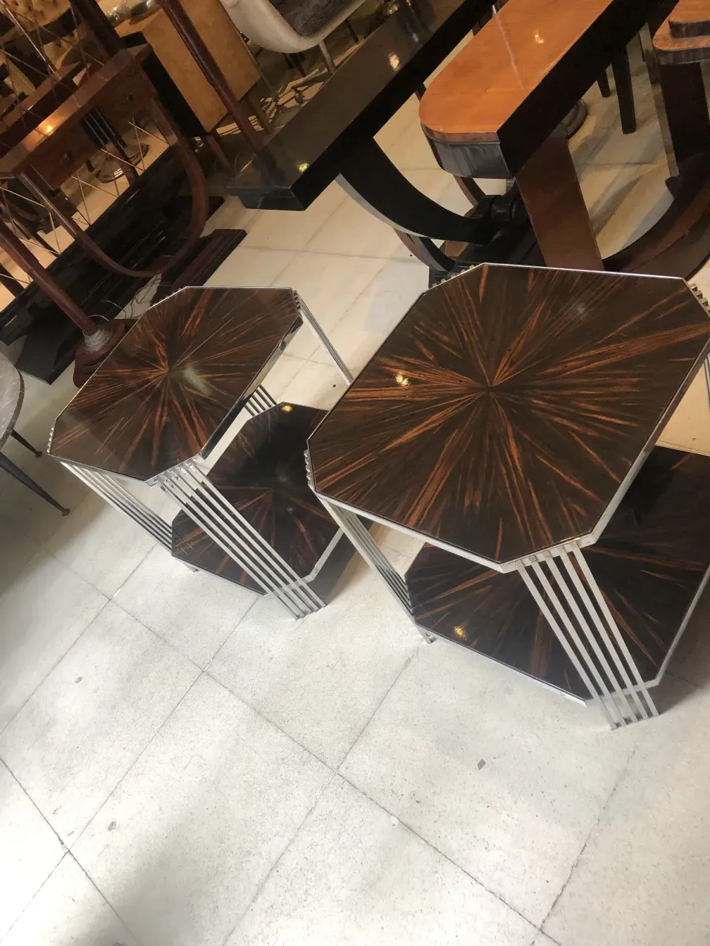 Deux petites tables anciennes décoratives dans un décor vintage