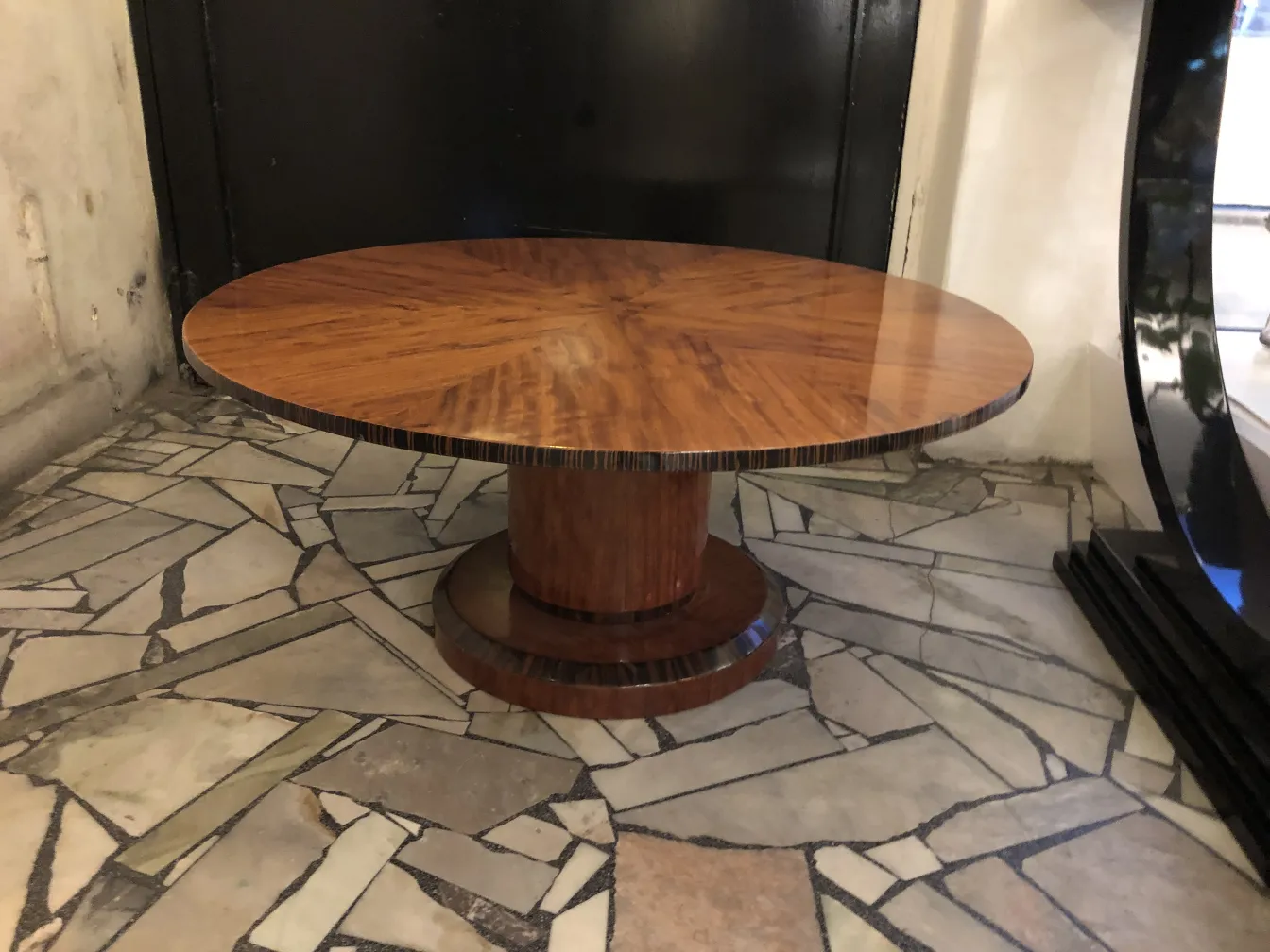 deux petites tables anciennes dans un cadre élégant