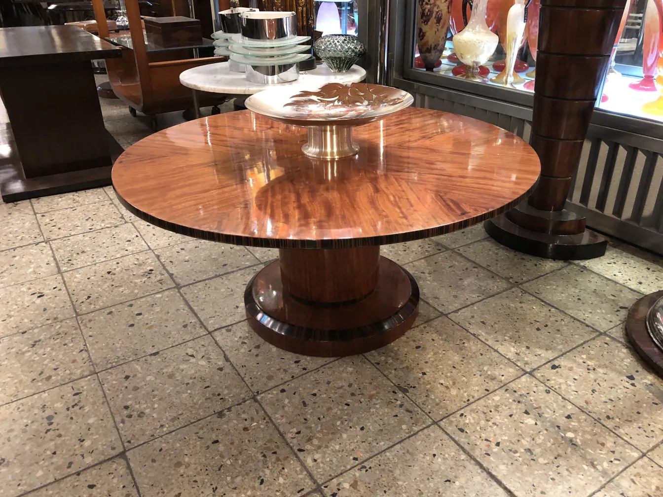 deux petites tables rondes anciennes décorées dans un cadre élégant