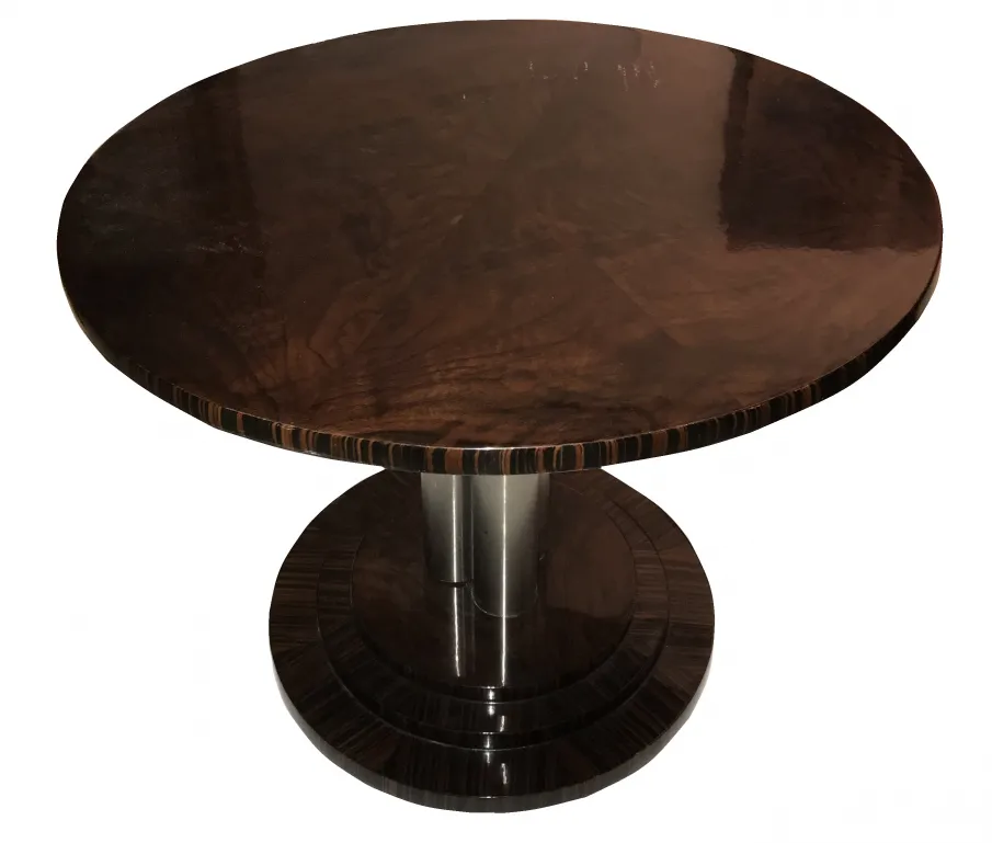 Duas mesinhas antigas redondas com um design elegante no ambiente