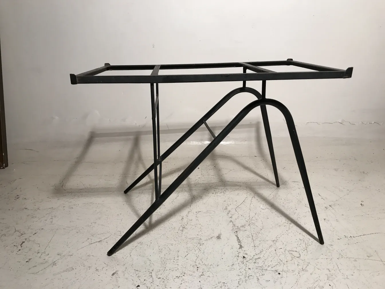 table de jardin antique avec structure élégante