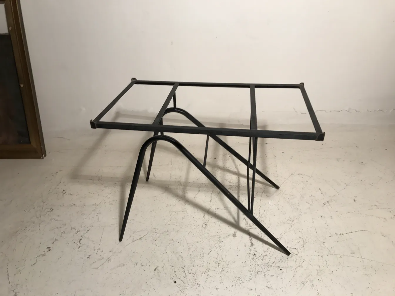 mesa antigua con estructura metálica y diseño moderno, ideal para jardines