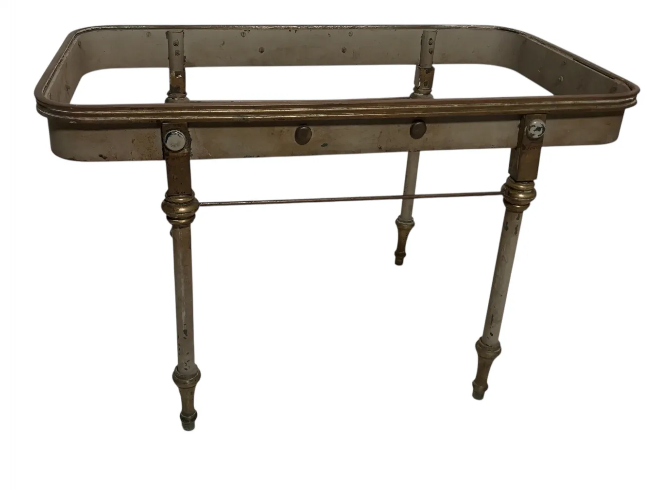 Mesa antiga de jardim com estrutura elegante e pernas decorativas em um ambiente natural.