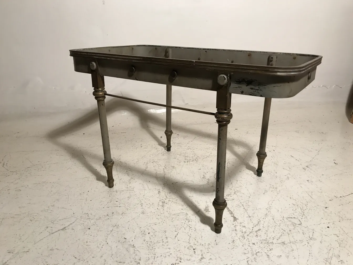 装飾的な脚とユニークなデザインの古いガーデンテーブル。