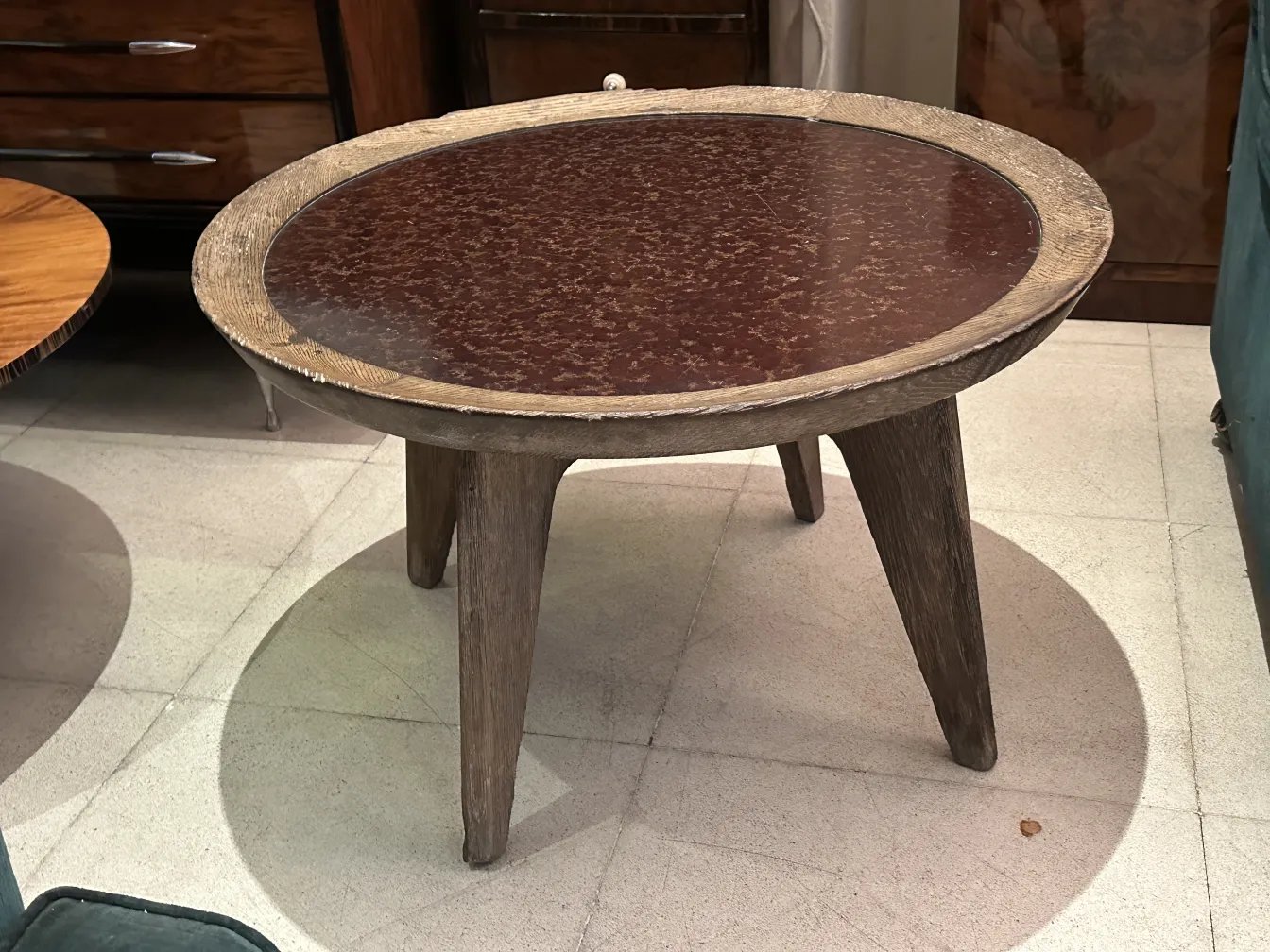 Tavolino da caffè antico con un design distintivo di Charlotte Perriand, in un ambiente accogliente.