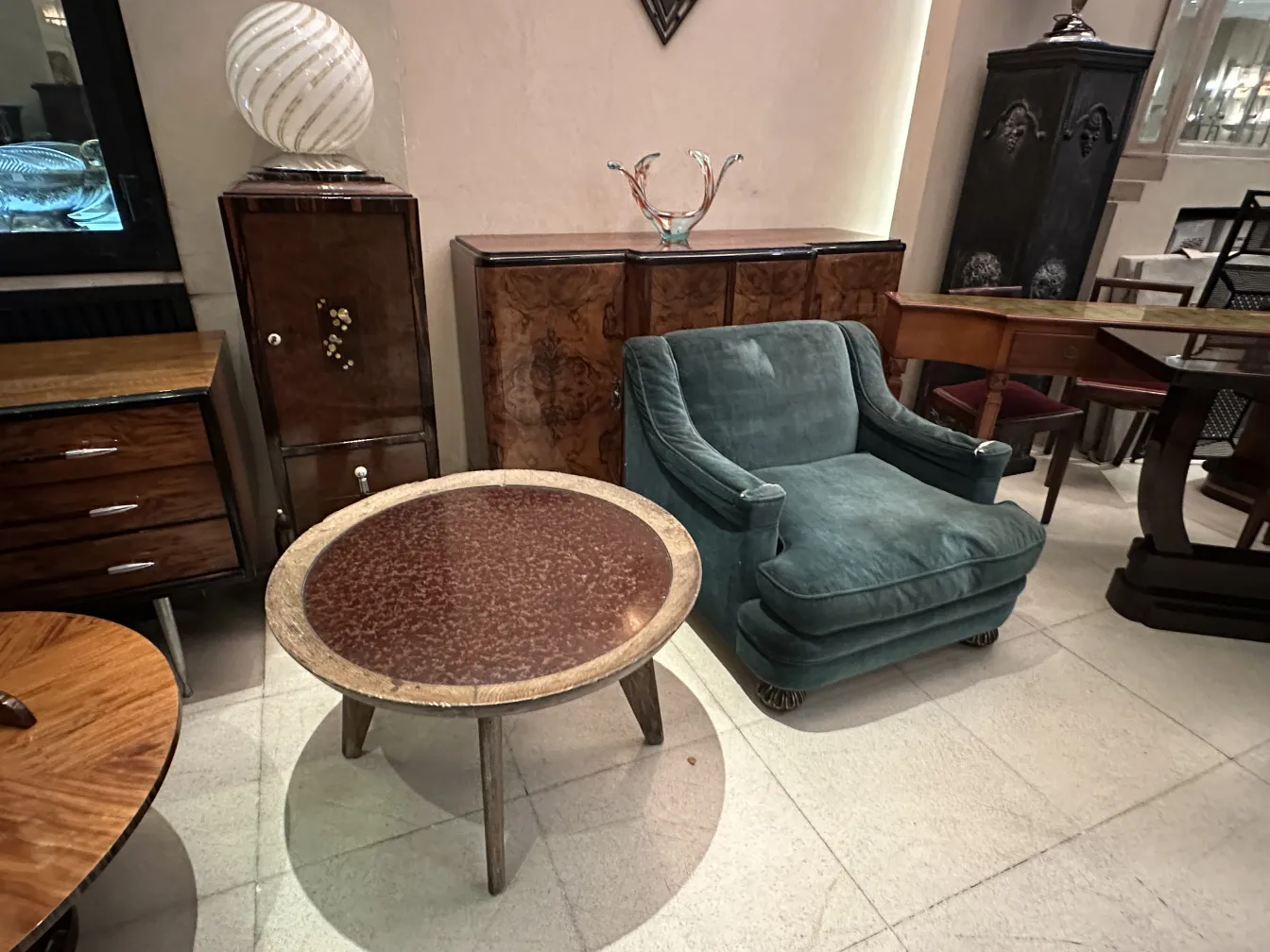 antiker couchtisch mit elegantem design und runden beinen in einem antiquitätenumfeld