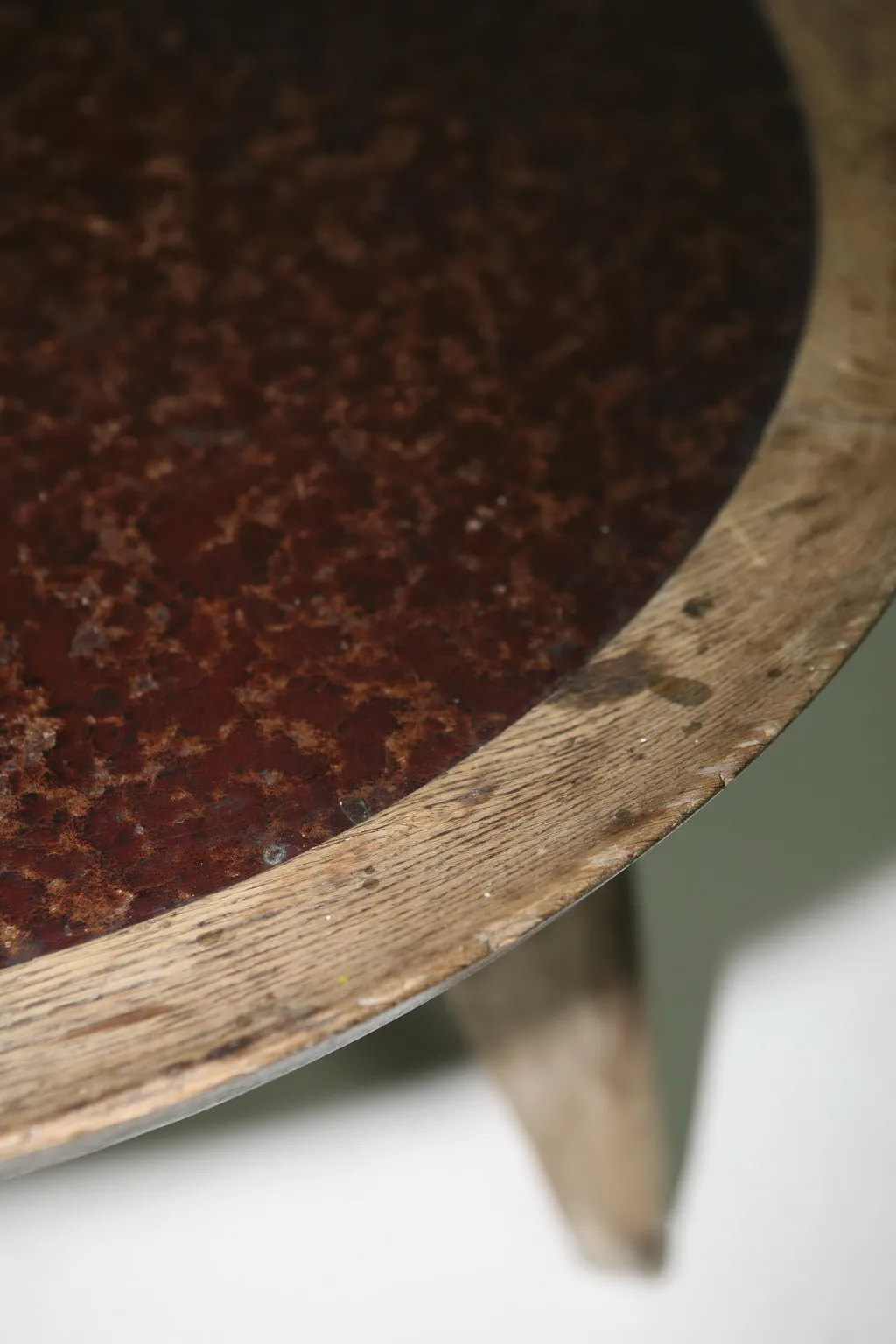 table basse ancienne avec un design distinctif de Charlotte Perriand, ambiance chaleureuse.