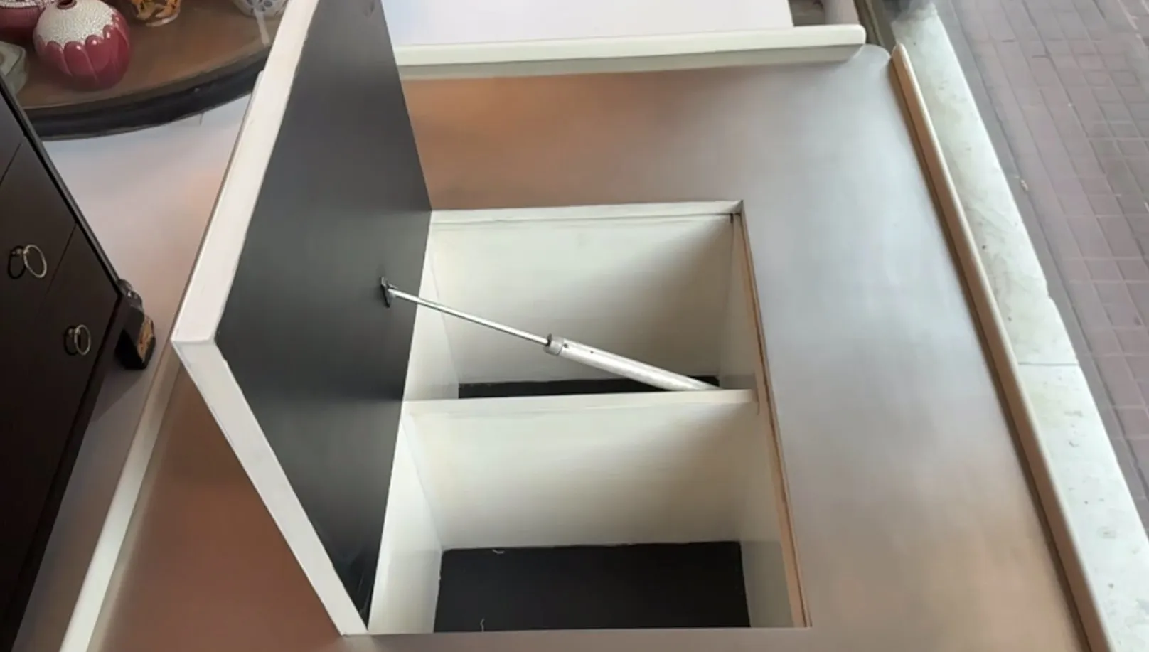 طاولة قهوة عتيقة مع تصميم حديث وأرفف