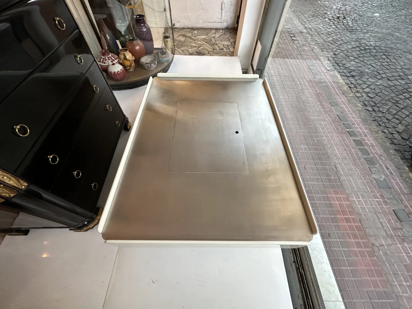 antik couchtisch mit design von vico magistretti, gemütliche umgebung