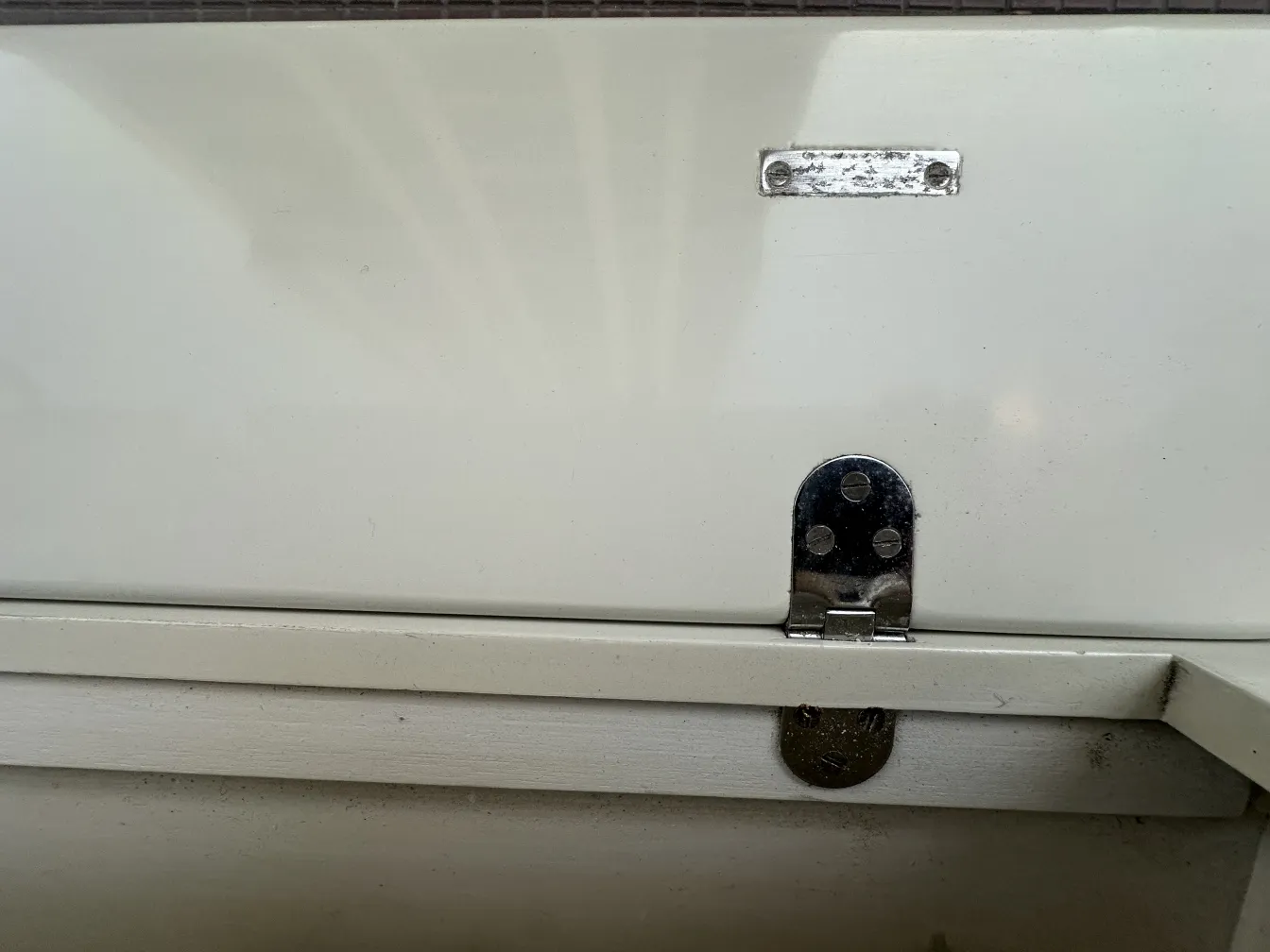 Mesa de centro antiga vico magistretti com detalhes metálicos e ambiente aconchegante.