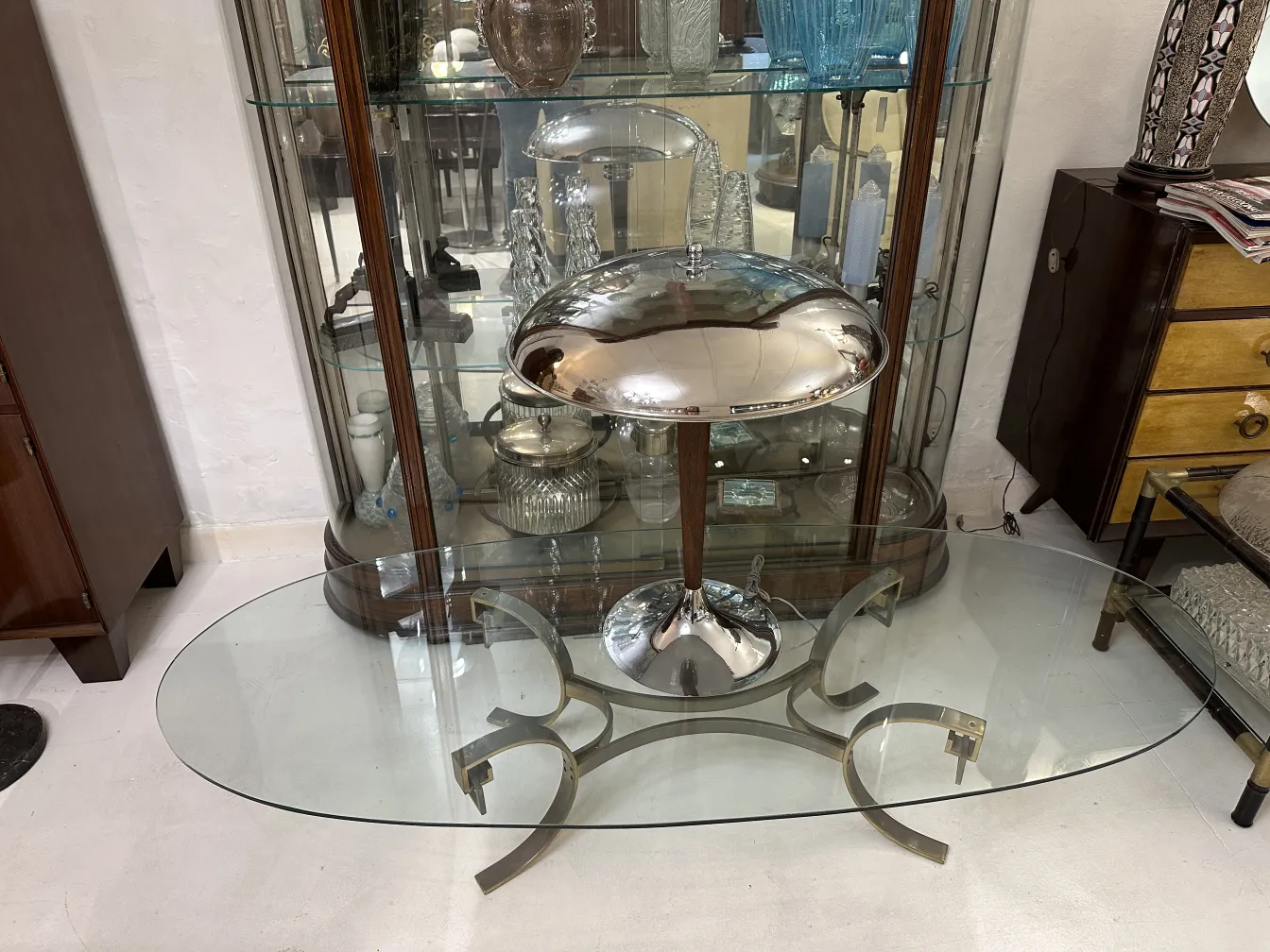 tavolino da caffè antico con base elegante in un contesto classico