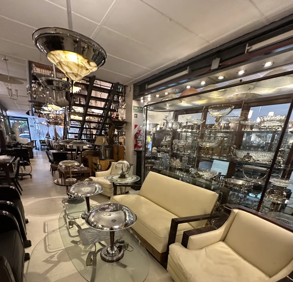 Mesa ratona antigua con un diseño elegante en un entorno vintage con sillas y objetos decorativos