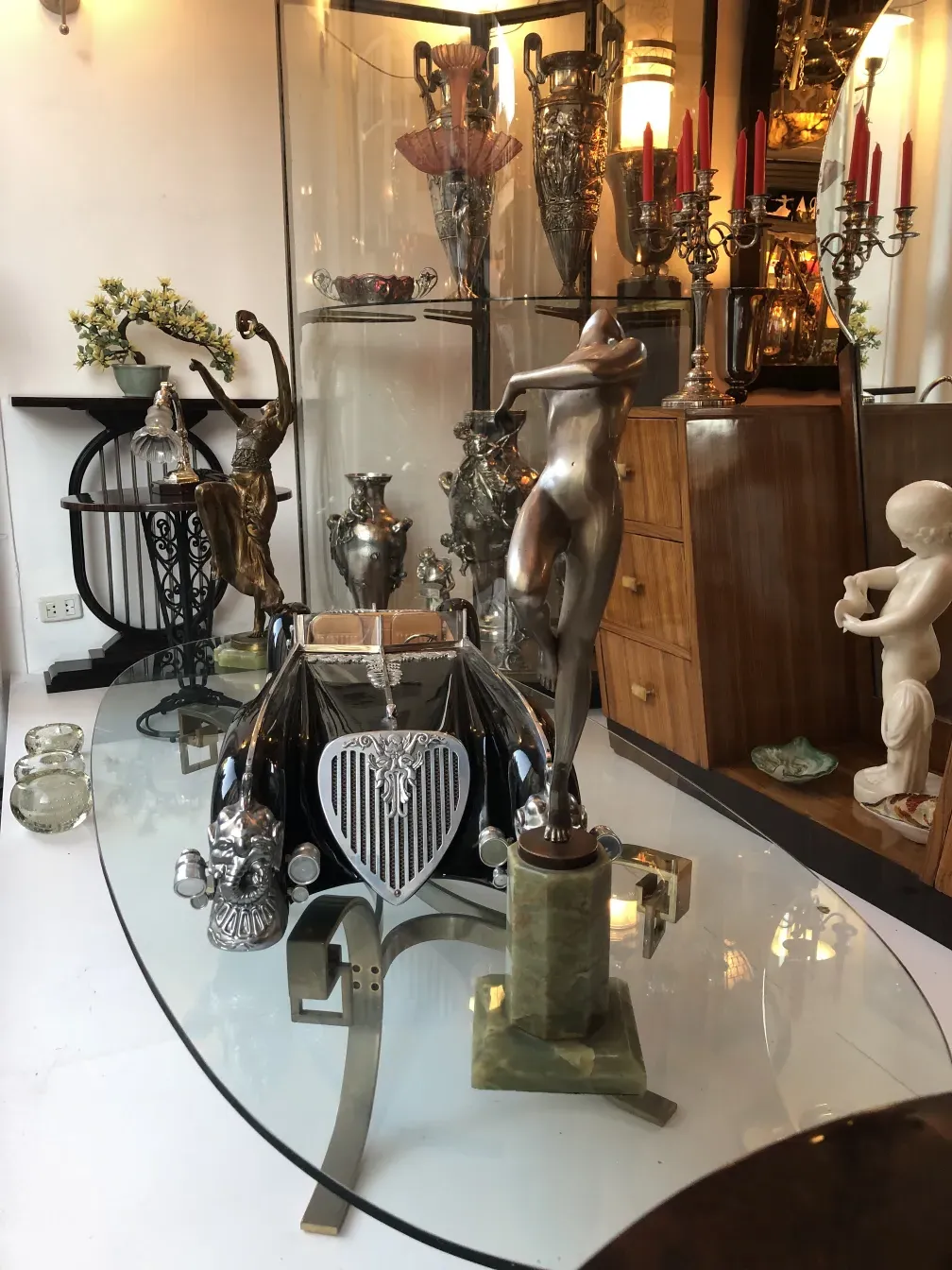 mesa ratona antigua con decoraciones y figuras metálicas