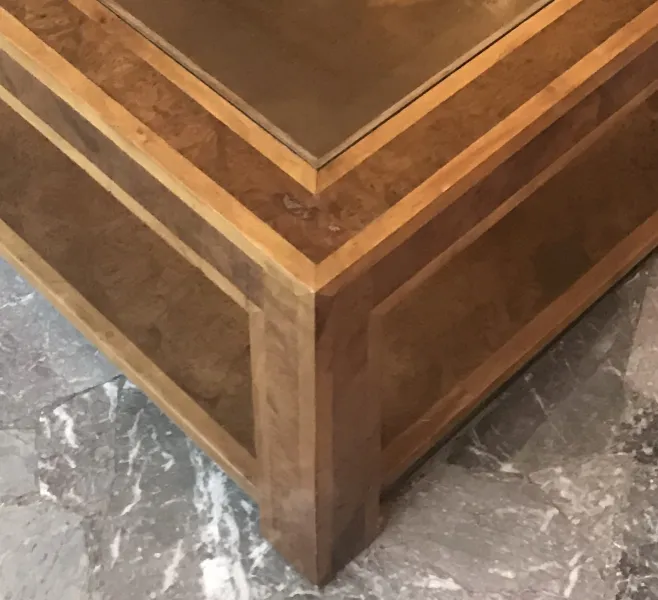 mesa de centro antiga quadrada com detalhes na superfície