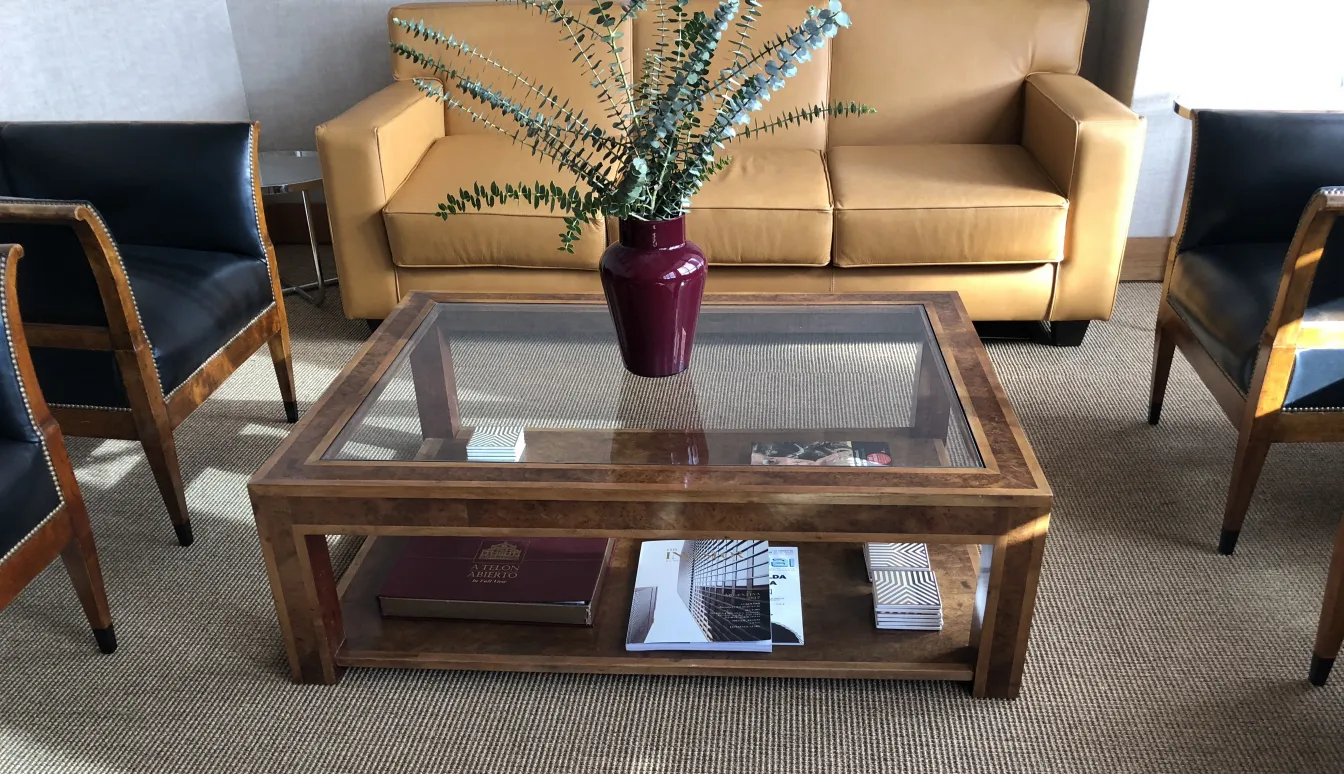 mesa ratona antigua con flores y libros decorativos