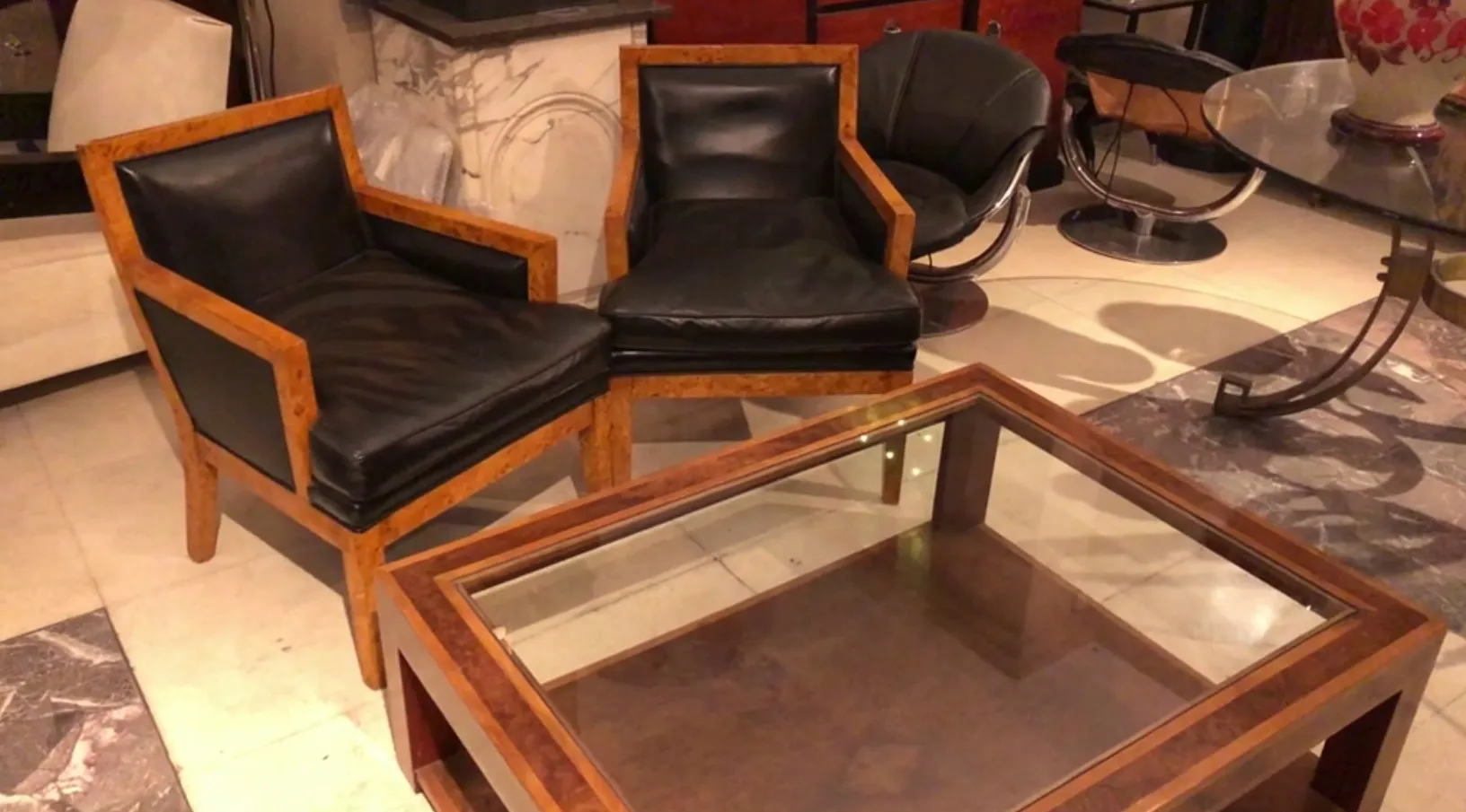 tavolino da caffè antico con piano in vetro in una stanza calda